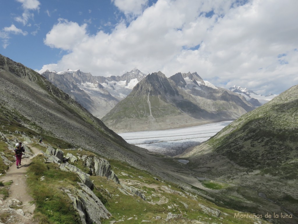 Bajando a Märjela con el Glaciar Aletsch delante